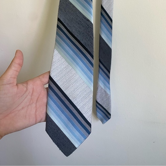 Vintage Christian Dior Monsieur Tie in Diagonal Blue Shades - Picture 3 of 8